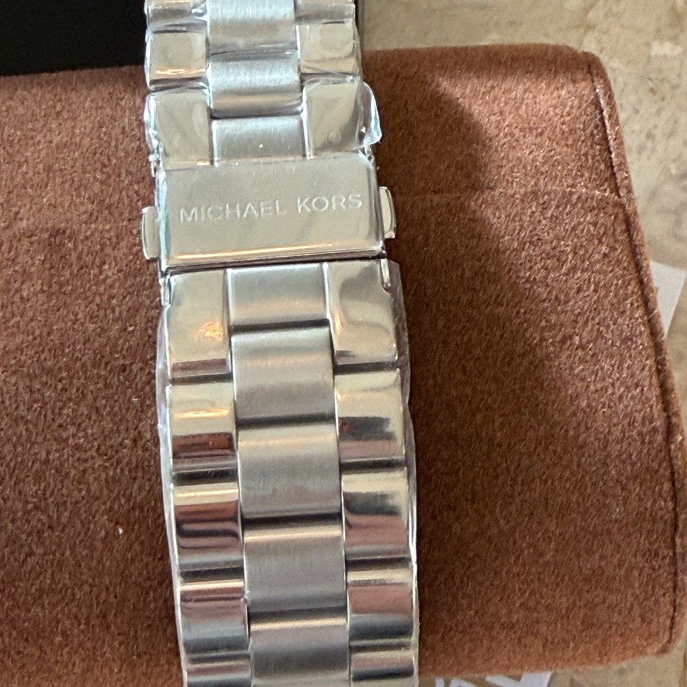 New Michael Kors MK5076 Runway Silver Chronograph Watch - Picture 4 of 10